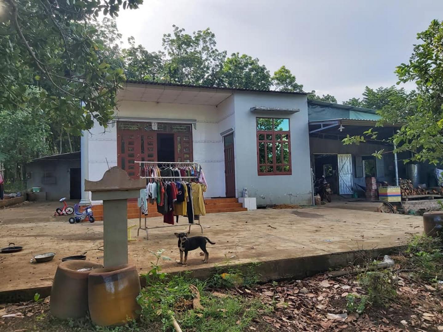2,4 ha đất vườn có nhà sẵn gần  trung tâm xã lh 0944330001
