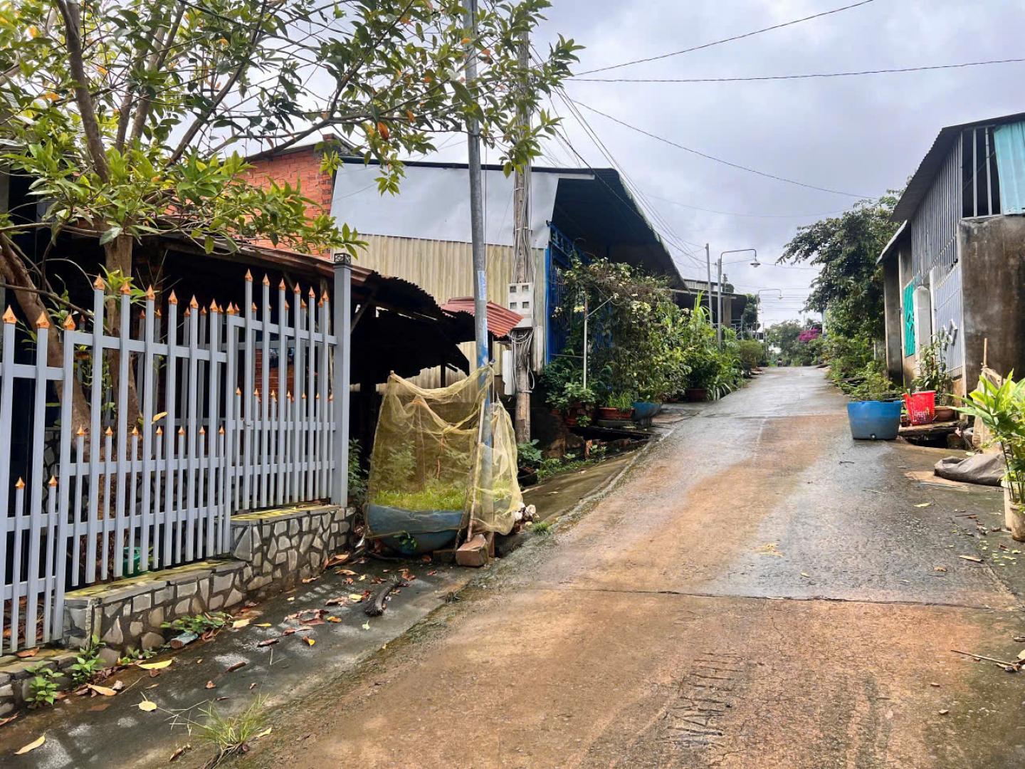 Bán căn nhà yến và nhà mới xây tuyết đẹp ngay khu dân cư giá hữu nghị LH 0846999943